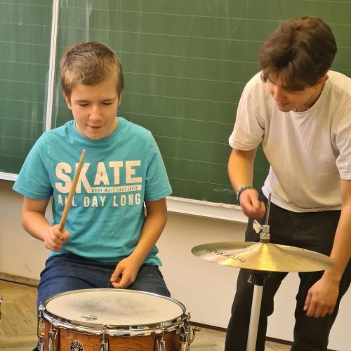 1 Schüler spielt mit dem Schlagzeuger auf dem Schlagzeug