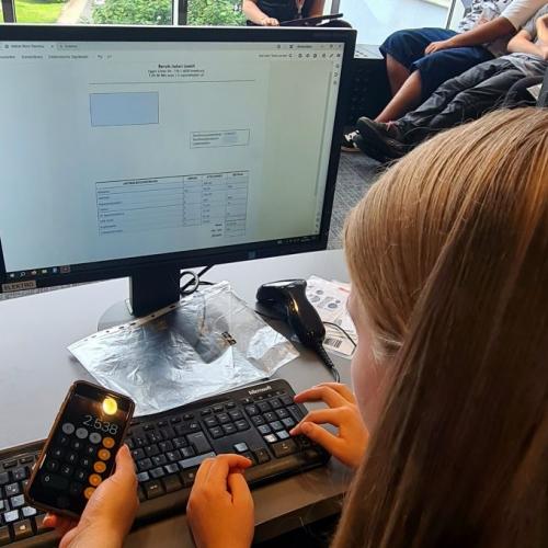 Schülergruppe beim Arbeiten im Wifi