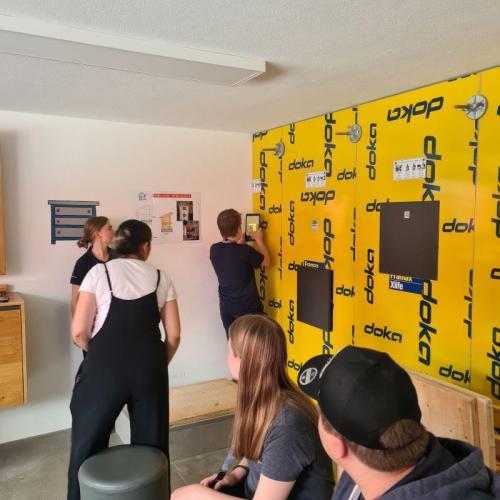 Schülergruppe beim Arbeiten im Wifi