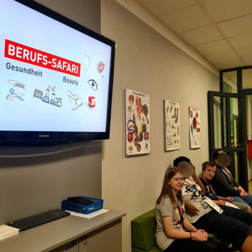 Schülergruppe beim Arbeiten im Wifi