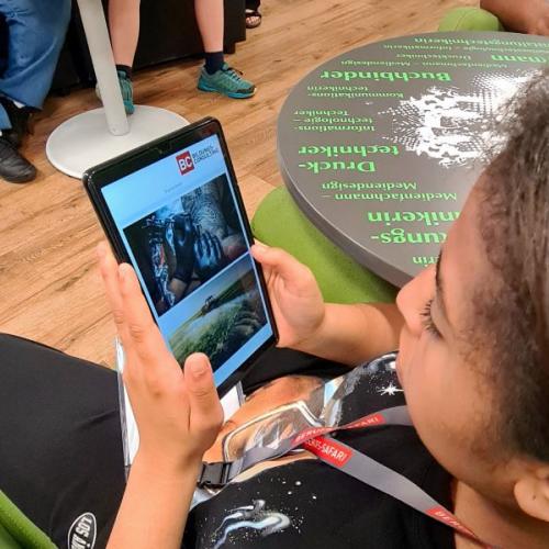 Schülergruppe beim Arbeiten im Wifi
