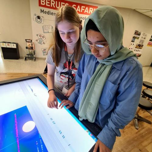 Schülergruppe beim Arbeiten im Wifi