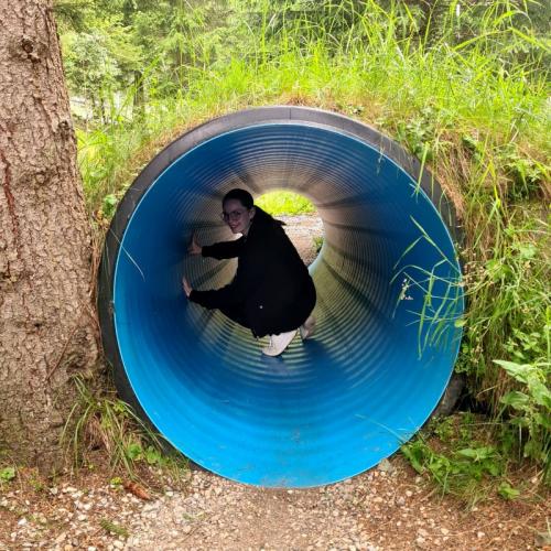 Schülerin in Rohr