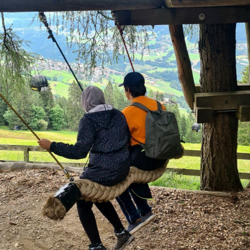 Schüler beim Schaukeln