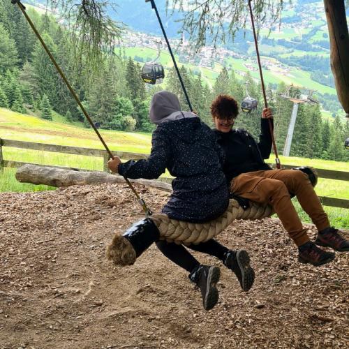 Schülerinnen beim Schaukeln