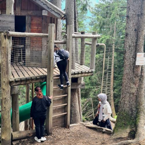 Schülergruppe in der Schlick 2000 beim Wandern