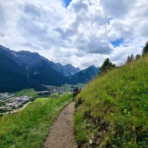 Schülergruppe in der Schlick 2000 beim Wandern