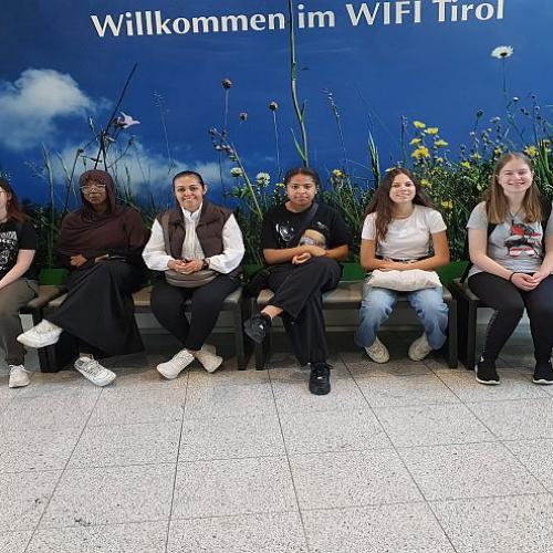 Schülergruppe im Wifi