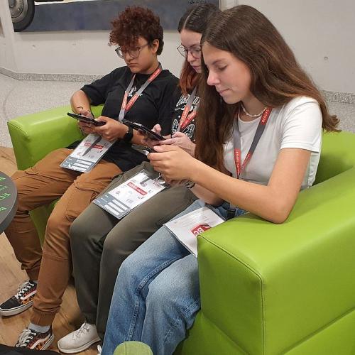 Schülergruppe beim Arbeiten im Wifi