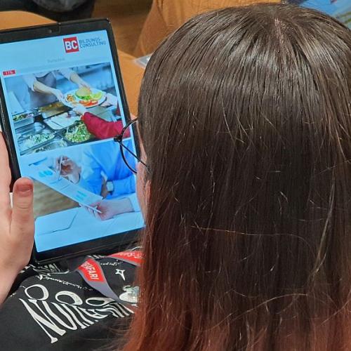 Schülergruppe beim Arbeiten im Wifi