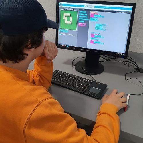 Schülergruppe beim Arbeiten im Wifi