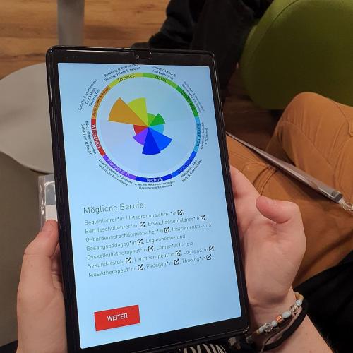 Schülergruppe beim Arbeiten im Wifi