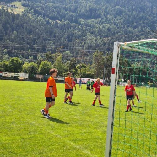 Schüler beim Fußball spielen
