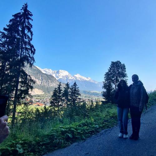 Ausblick auf Silz mit zwei Schülerinnen