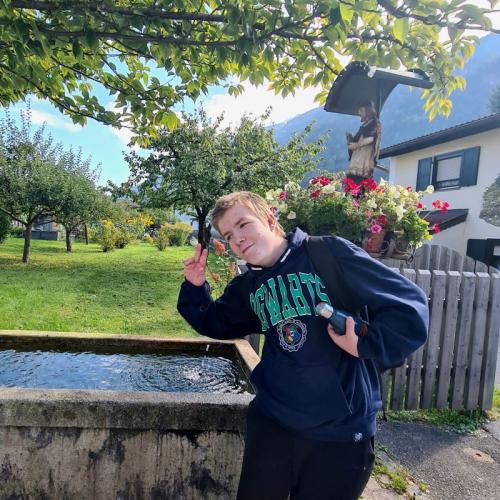 Schüler vor Brunnen in Silz