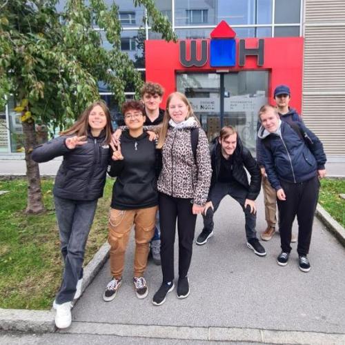 Schülergruppe vor Eingang