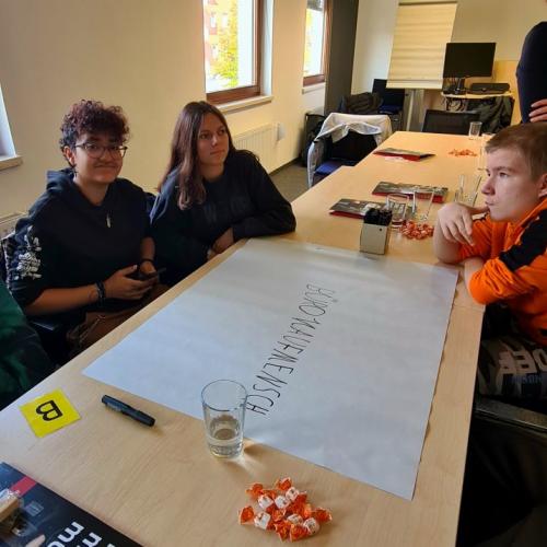 Schülergruppe beim Erarbeiten eines Plakates