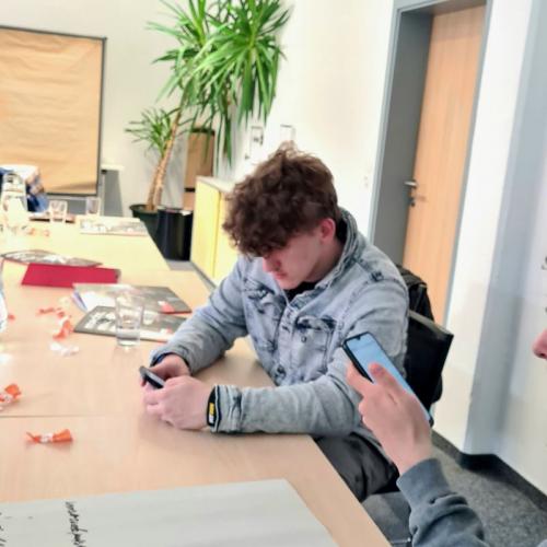 Schüler beim Erarbeiten eines Plakates