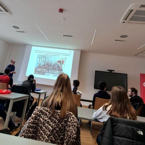 Schülergruppe bei Führung in der ÖBB Lehrwerkstätte