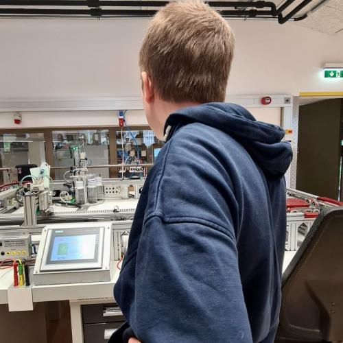 Schüler bei Führung in der ÖBB Lehrwerkstätte