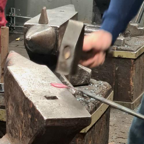Schmiedearbeit in der ÖBB Lehrwerkstätte