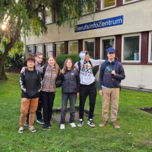 Schülergruppe vor BIZ