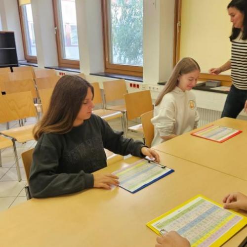 Schülerinnen bei Aufgabenbearbeitung