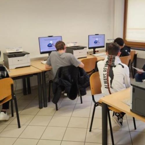 SchülerInnen bei Aufgabenbearbeitung