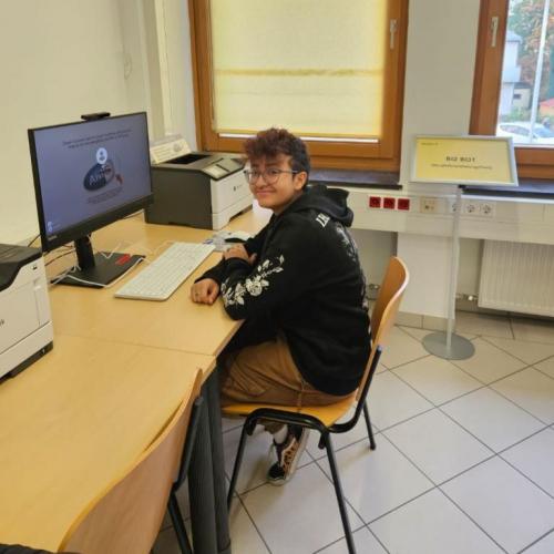 Schülerin bei Aufgabenbearbeitung