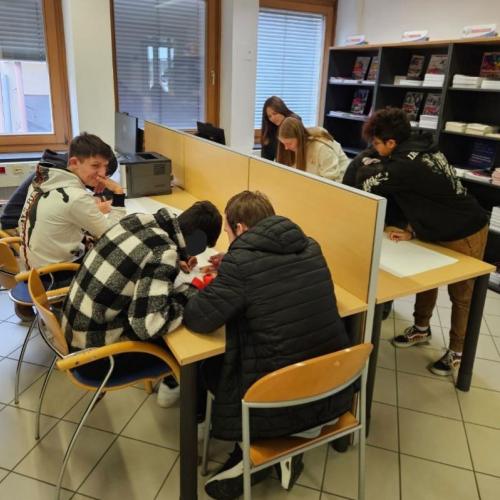 SchülerInnen bei Aufgabenbearbeitung