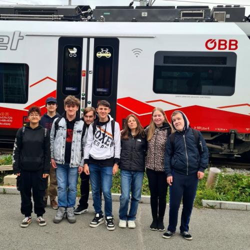 Schülergruppe bei Führung durch die ÖBB Lehrwerkstätte