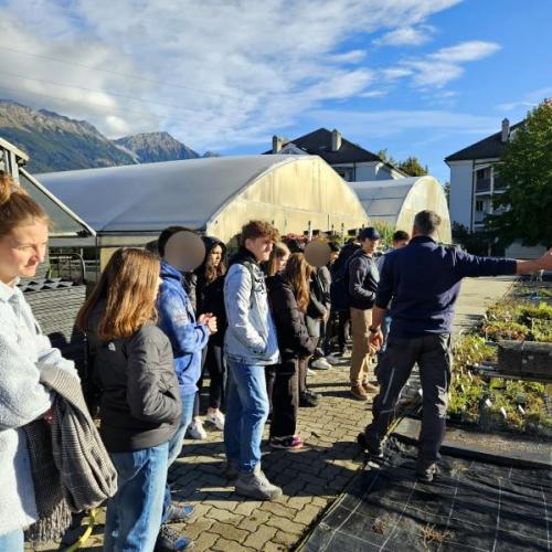 Schülergruppe bei der Führung durch die Gärtnerei