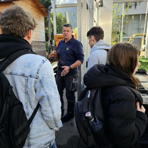 Schülergruppe bei der Führung durch die Gärtnerei