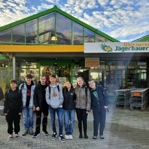 Gruppenbild vor der Gärtnerei Jägerbauer