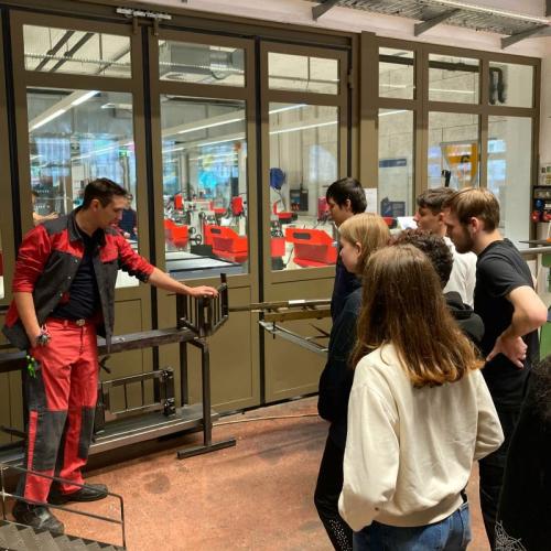Schülergruppe bei Führung durch die ÖBB Lehrwerkstätte