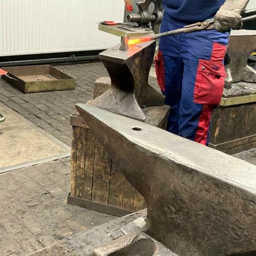 Schmiedearbeit in der ÖBB Lehrwerkstätte