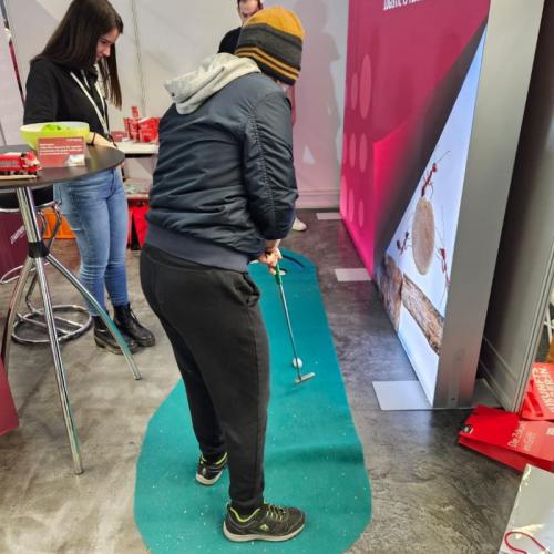 Schüler spielt Minigolf