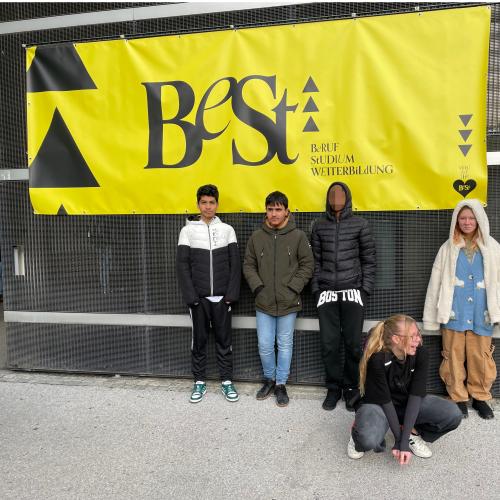 Schüler vor dem Eingang