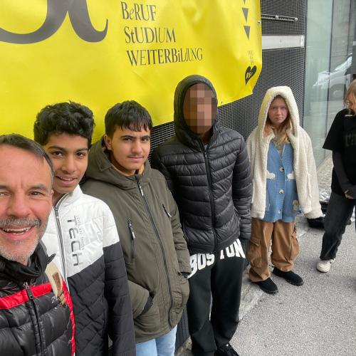 Schüler und Lehrer vor dem Eingang