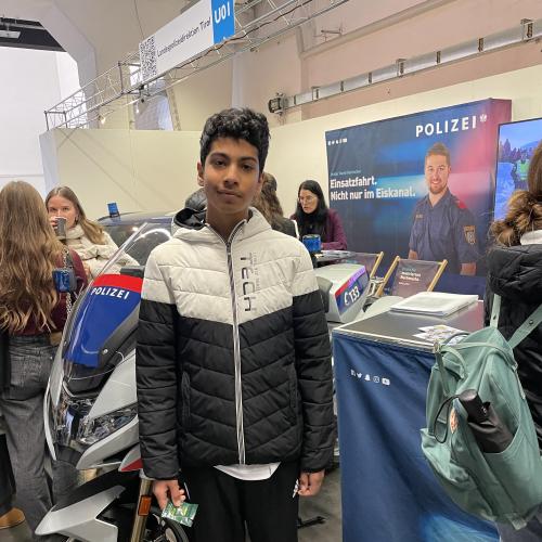 Schüler vor dem Polizeistand