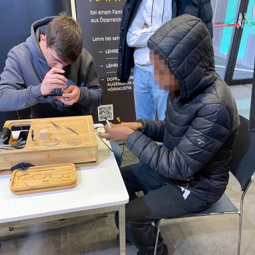 Schüler beim Zusammenbauen einer Brille