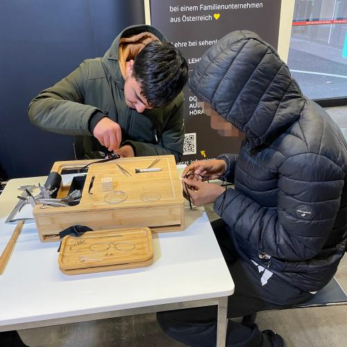 Schüler beim Zusammenbauen einer Brille