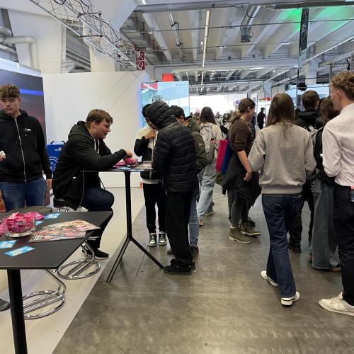 Schüler beim Einholen von Informationen