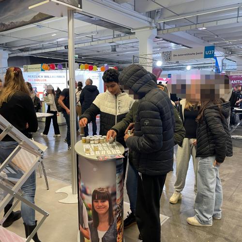 Schüler beim Erriechen von Gewürzen