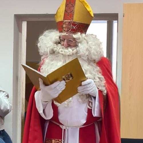 Nikolaus liest im goldenen Buch
