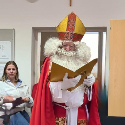 Nikolaus liest im goldenen Buch