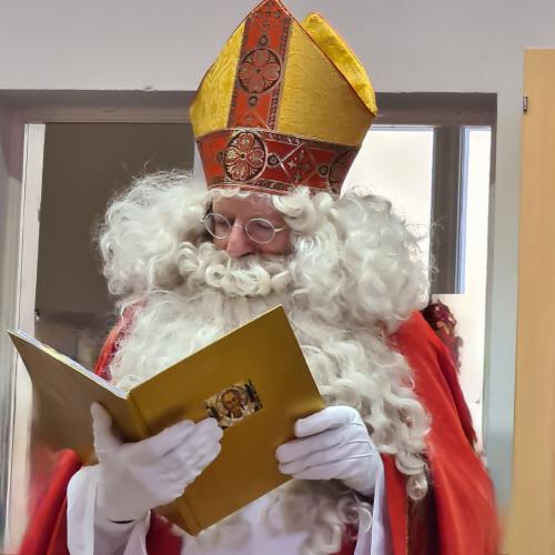 Nikolaus liest im goldenen Buch