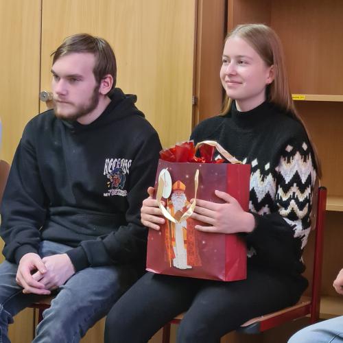 SchülerIn mit Nikolausgeschenk