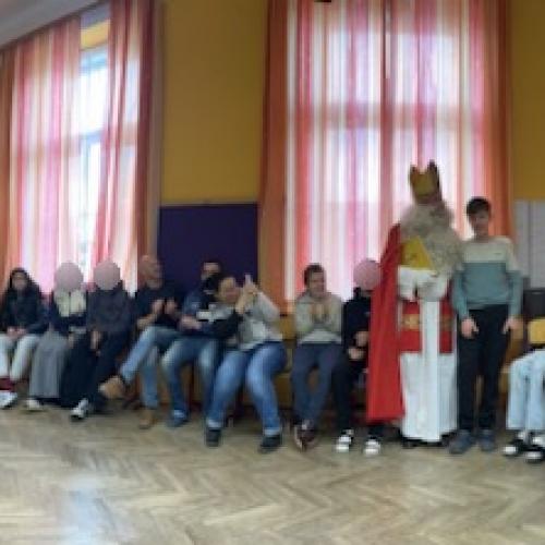 Nikolaus in der Schülergruppe