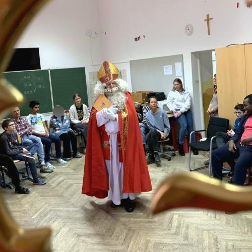 Nikolaus in der Schülergruppe